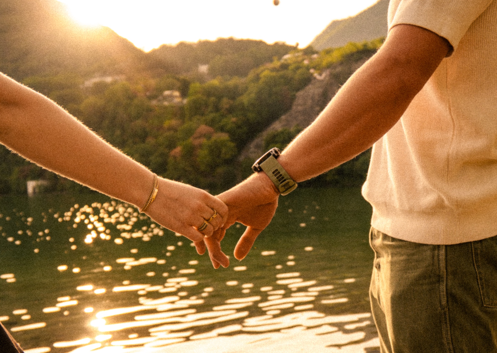 Matilde und Mario halten Hände im goldenen Abendlicht am Lago d'Orta