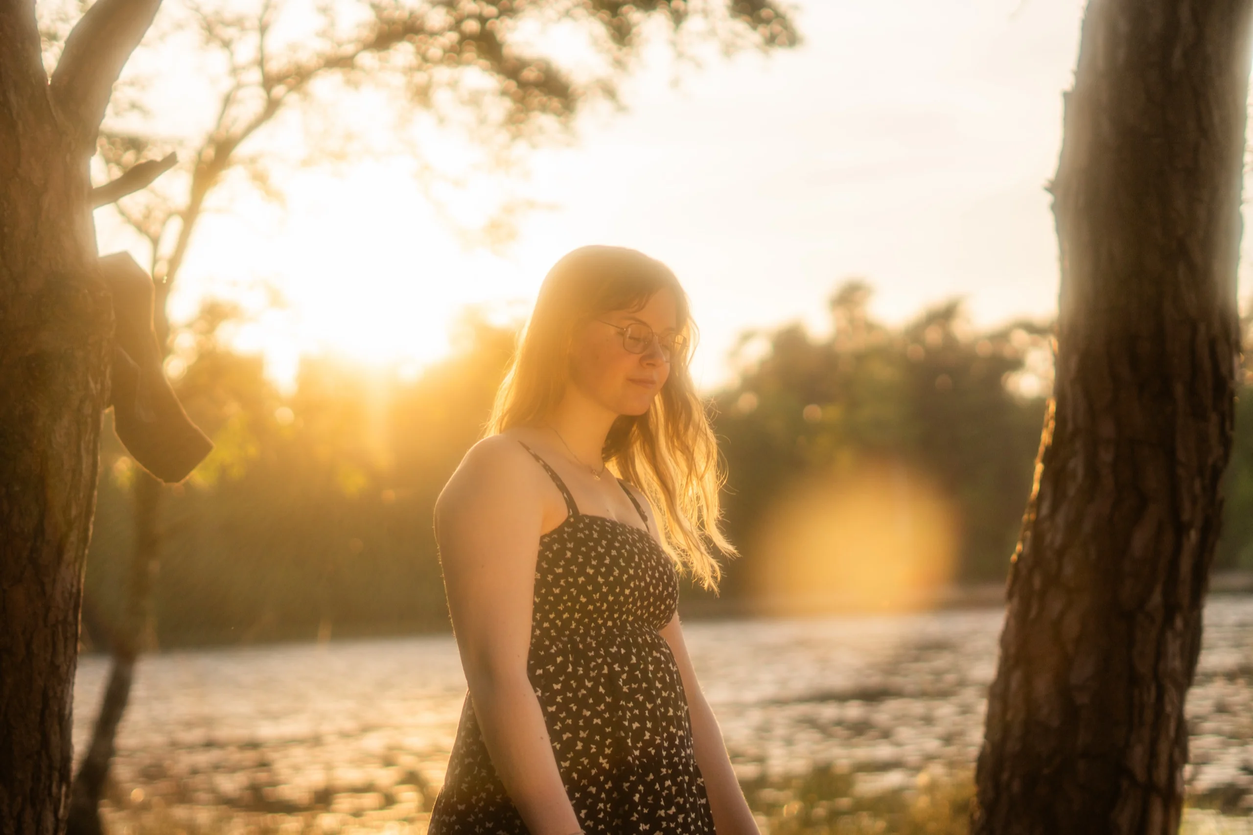 Porträtshooting in der Natur mit Greta am See im goldenen Abendlicht