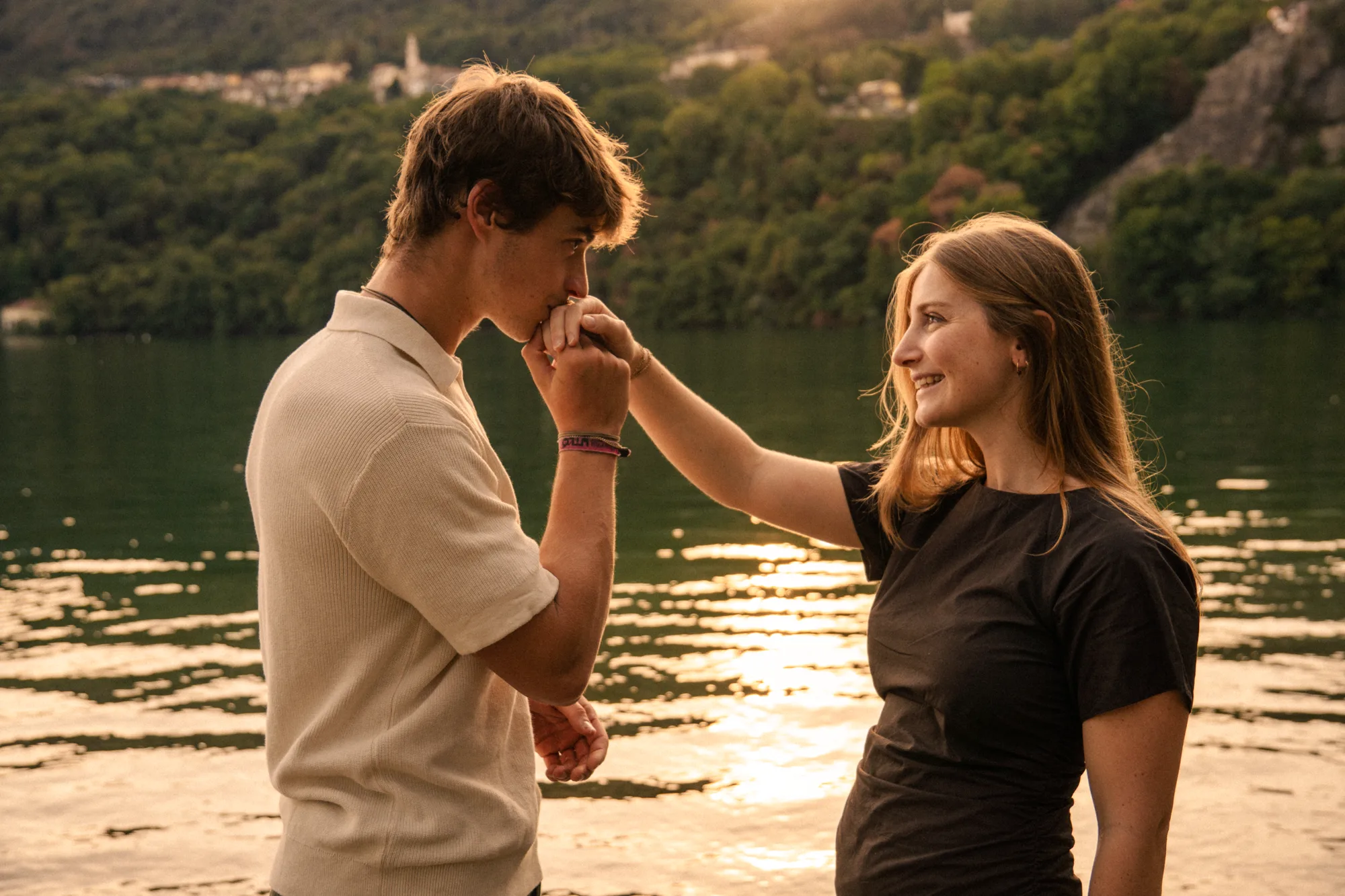 Matilde und Mario am Seeufer bei Sonnenuntergang
