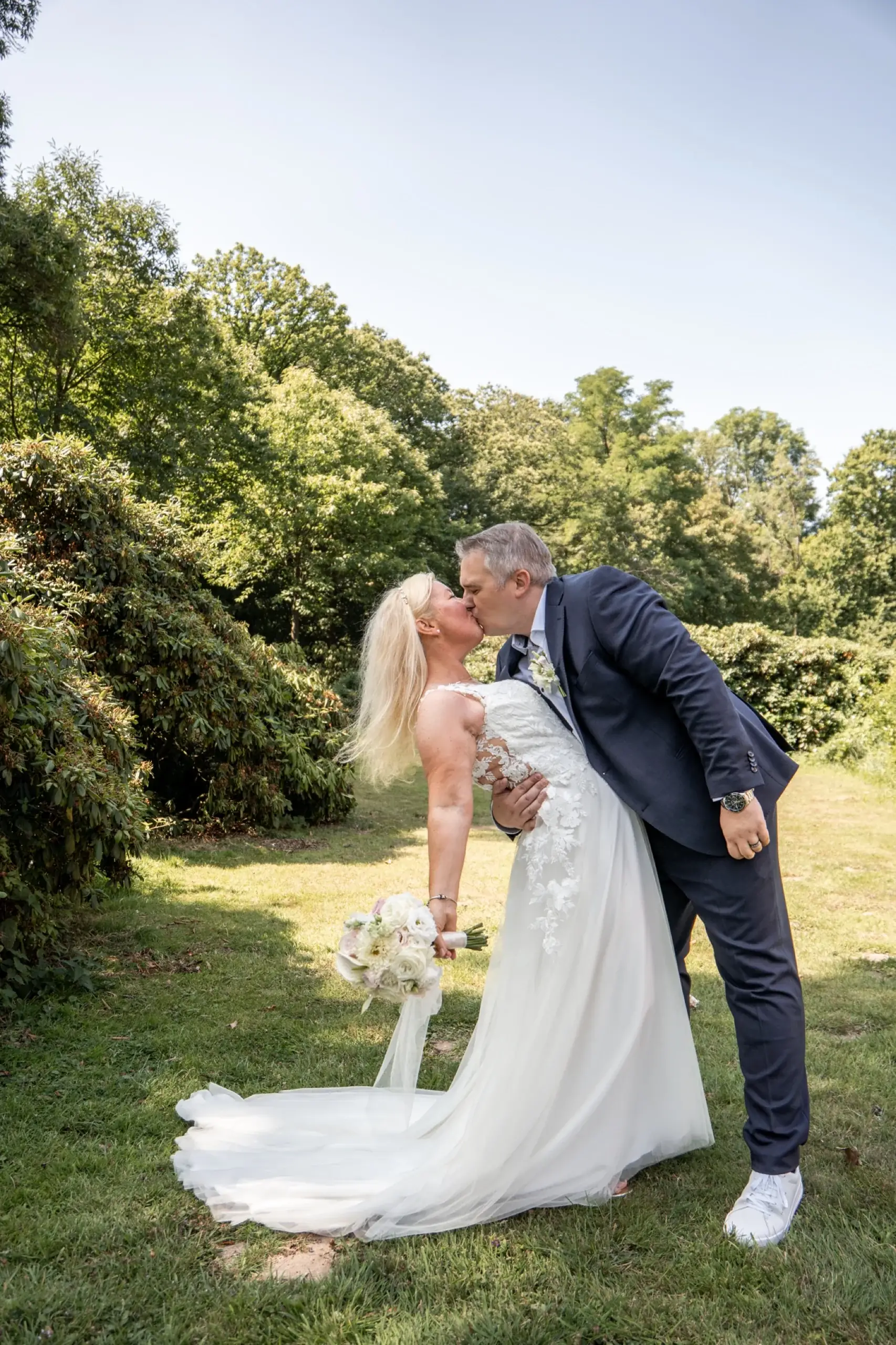 Hochzeitspaar bei einem Kuss im Garten nach der Trauung