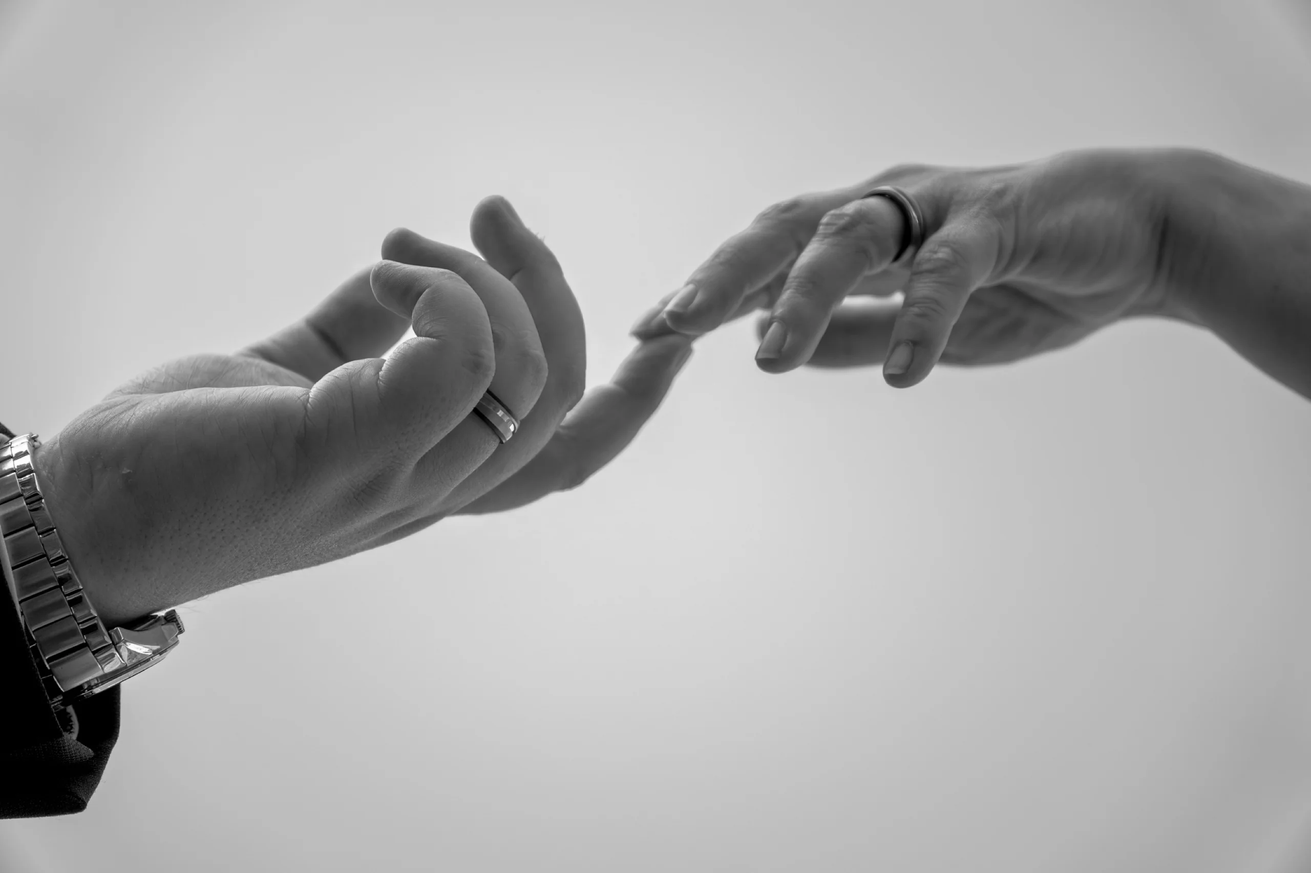Hochzeitspaar Hand in Hand in Schwarz-Weiß, Fotografie von Hannah's Photoart