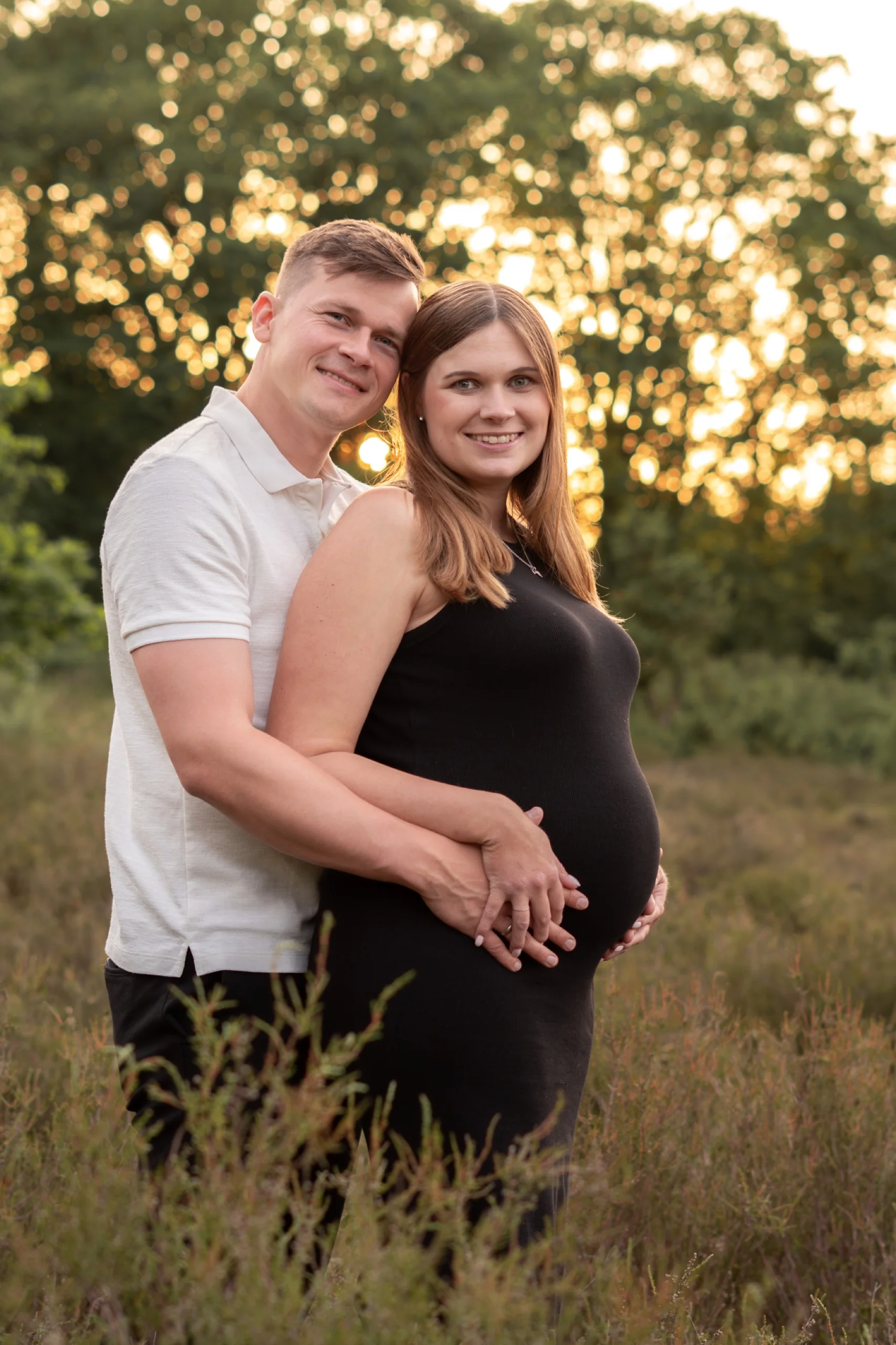 Paar in stimmig aufeinander abgestimmten Naturtönen bei einem Fotoshooting