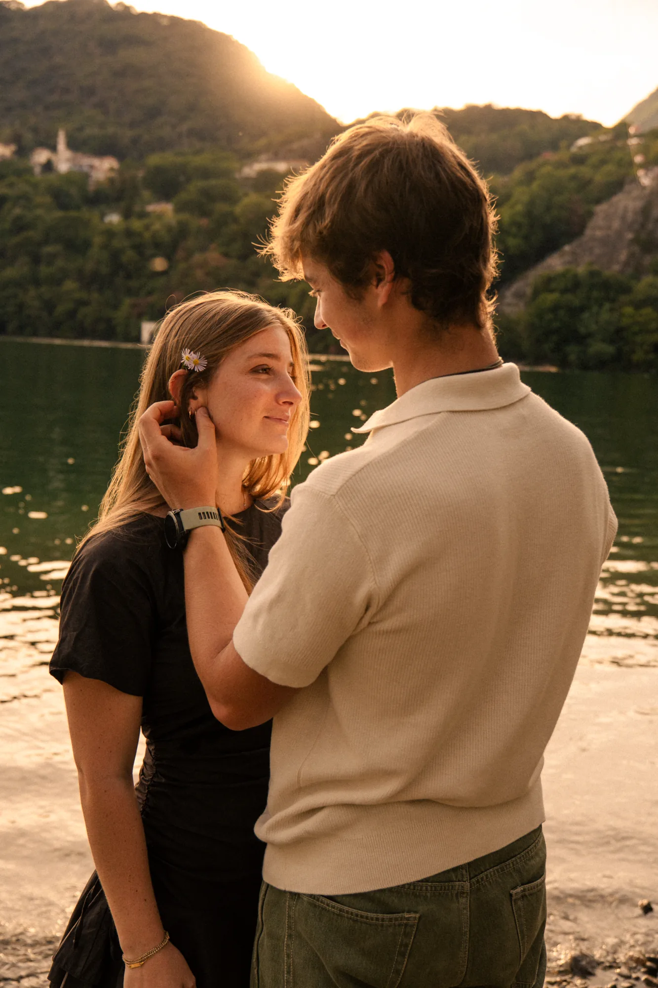 Matilde und Mario am Seeufer im Abendlicht, Paarshooting am Lago d'Orta